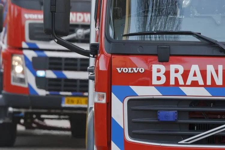 Auto brand volledig uit op N380 bij Hoornsterzwaag