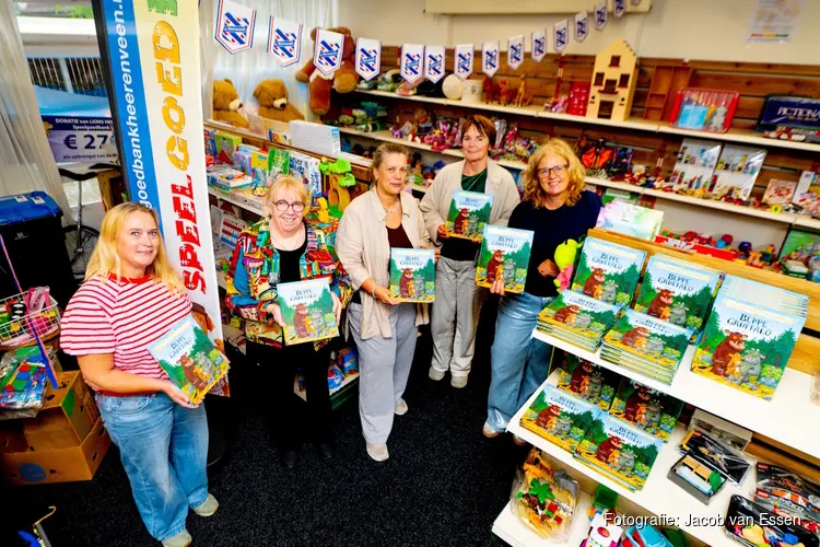 Afûk schenkt 100 exemplaren van 'Beppe Gruffalo' aan de Speelgoedbanken in Friesland